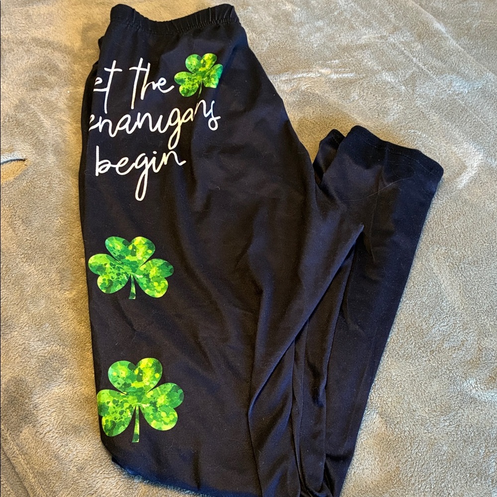 Women’s Black St. Paddy’s Day Shamrock Leggings - Picture 7 of 7